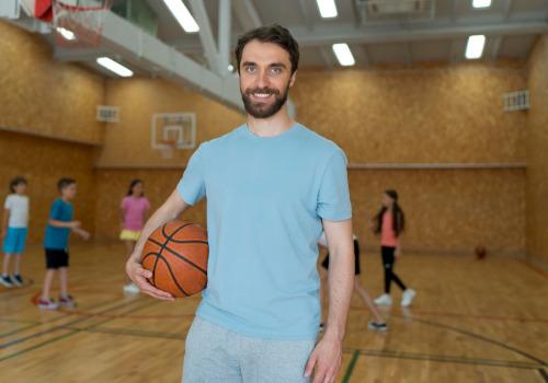 Un chico jugando al baloncesto